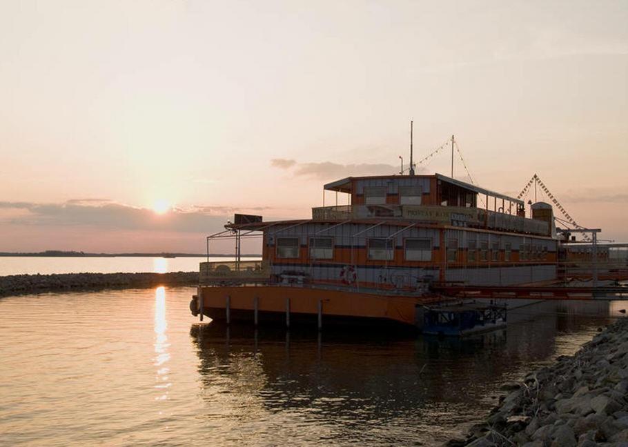 Hotel Kormoran Šamorín Buitenkant foto